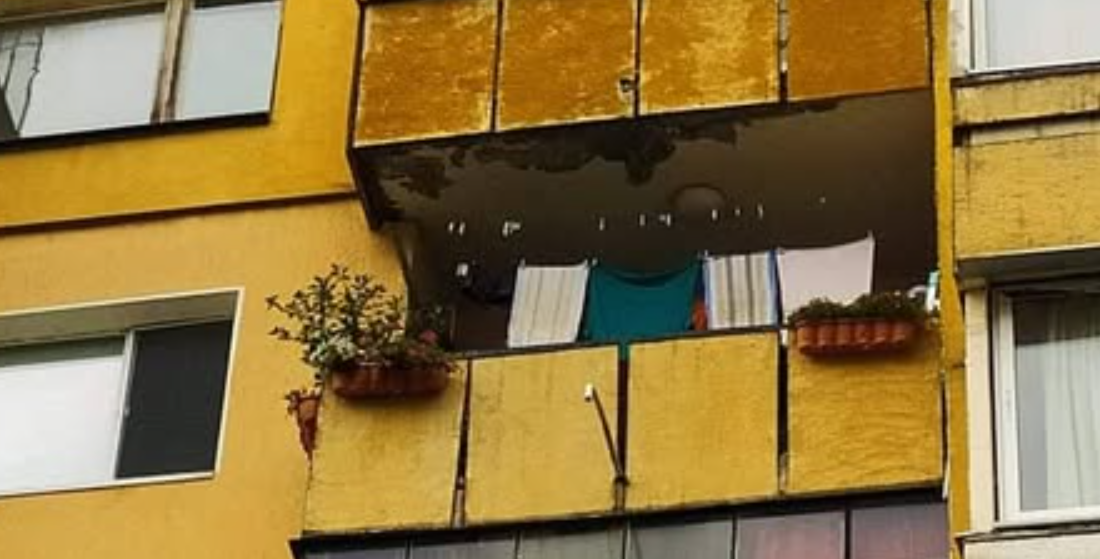 Станар во зграда во Бугарија одлучил да ја зголеми квадратурата на неговиот стан, па стана хит на интернет [ФОТО]