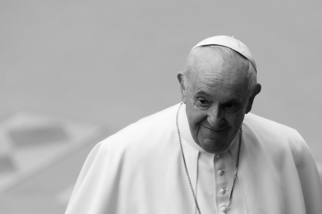 Само еден збор: Вака изгледа надгробниот споменик на папата Франциск, има посебна симболика [ФОТО]