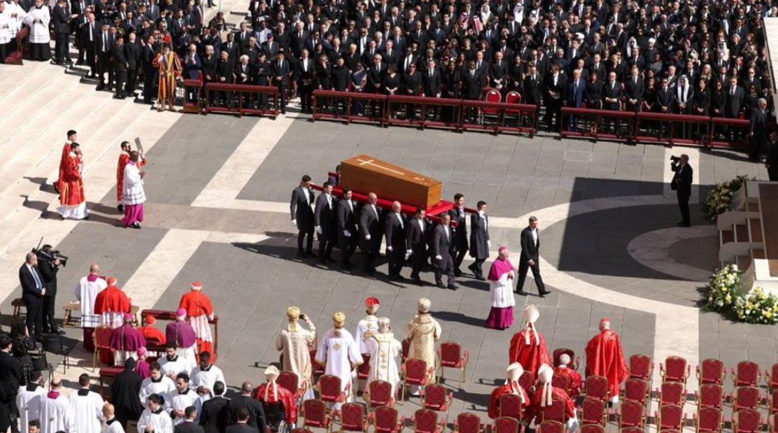 ВО ЖИВО: Започна погребот на папата, го обезбедуваат 4.000 полицајци, илјадници војници и борбени авиони: Започнаа да пристигнуваат и светските лидери