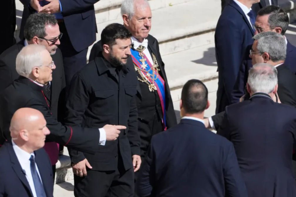 Сите гледаа во Зеленски на погребот на папата: Протколот вели едно, Зеленски прави друго [ФОТО]