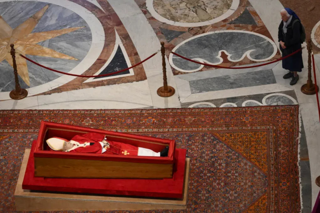 Само една жена смееше да го прекрши протколот: Која е бабата која стоеше покрај ковчегот на папата?