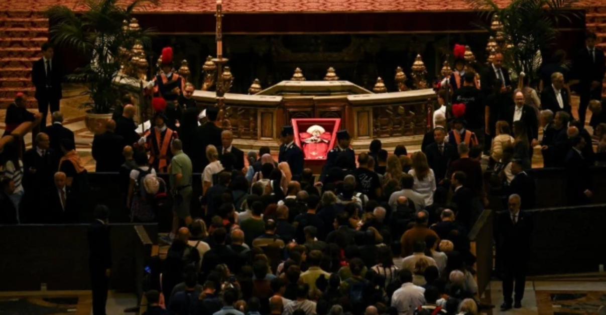 На жените им е строго забранета една работа за време на погребот на папата: Има само една опција