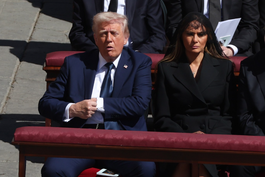 [ФОТО] Трамп стана мета на критики откако се појави на погребот на папата: “Како може вака да се појави? Срам за Америка”