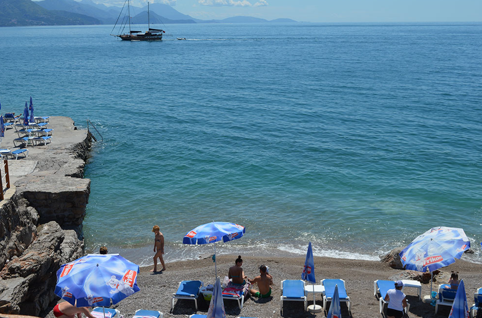 Мистериозно морско суштество снимено на плажа во Будва: Туристите се чудат каков е овој “вонземјанин” [ВИДЕО]