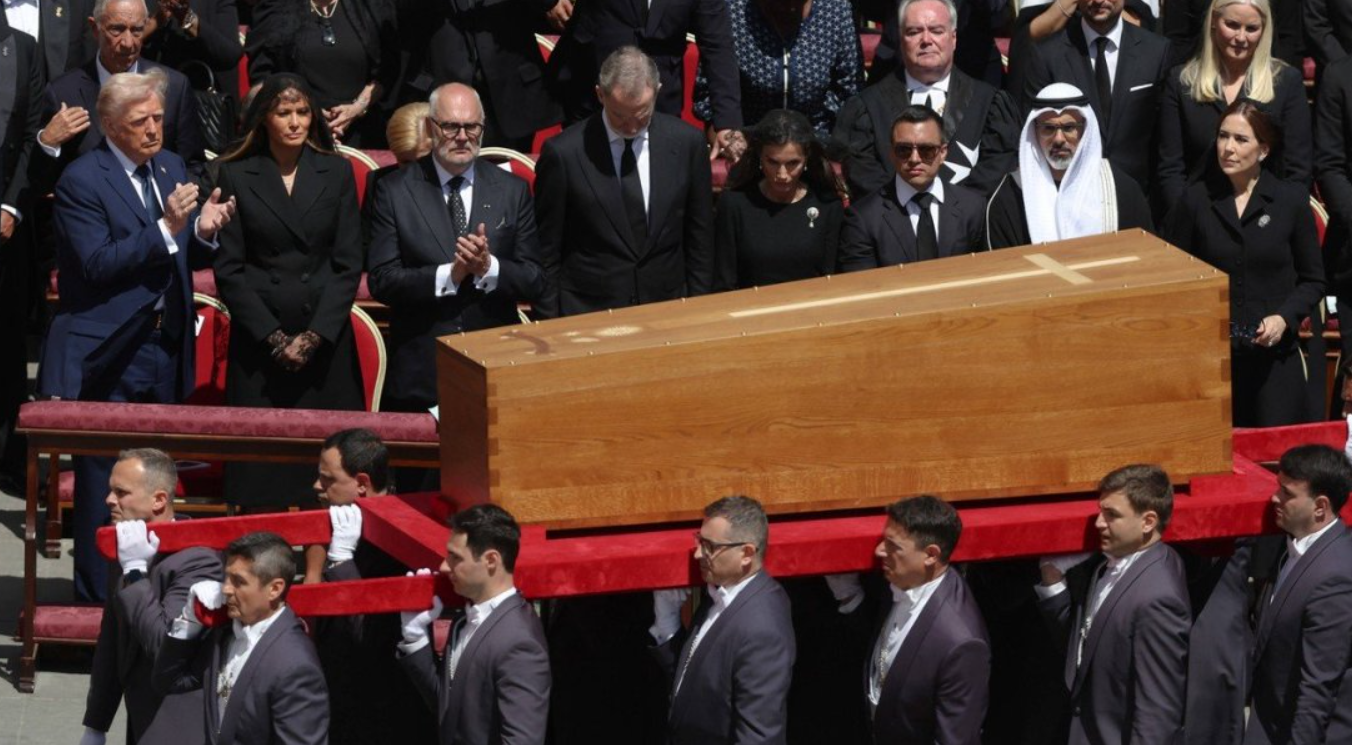 Скандал на погребот на папата: Погледнете што прават светските лидери додека мине поворката со ковчегот на папата [ФОТО]