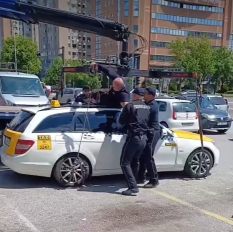 [ВИДЕО] Такси возач во Скопје го бранеше својот автомобилот од пајак службата