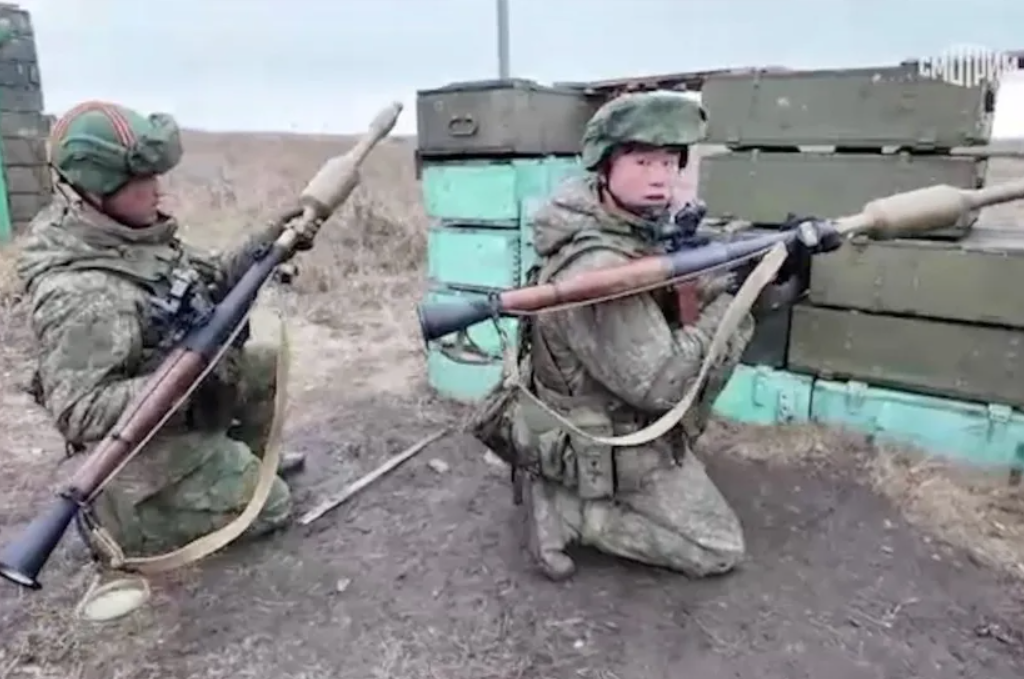 Се појави првата снимка од севернокорејски војници – порано се држеа во тајност, денес се прикажуваат со гордост [ВИДЕО]