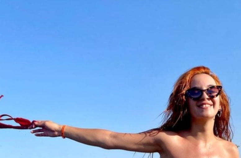 ГО ФРЛИ ГРАДНИКОТ: Сестрата на Стефан Лазаров се соблече топлес и остана само по танга (ФОТО)