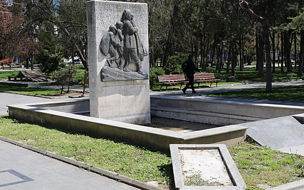 Вандализиран споменикот на децата бегалци во центарот на Скопје