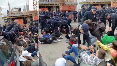 (ВИДЕО) Хаос во Србија: полицијата за раце и нозе влечеше луѓе кои ги блокираа автобусите за митингот на Вучиќ