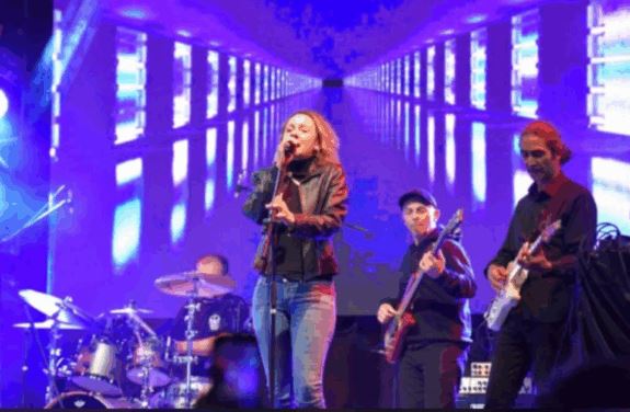 За првпат по пожарот во Кочани, Ана застана на сцената: Ќе си го стегнеш срцето и ќе си го пуштиш гласот, таков е животот на музичарите!