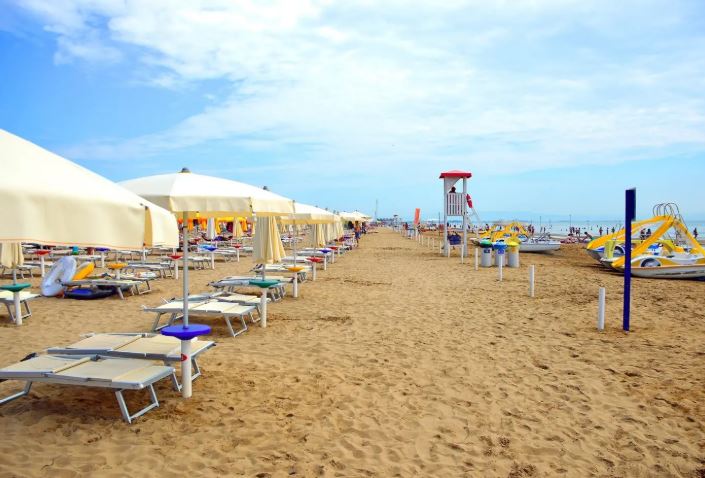 Цените на лежалките во Грција поскапи него лани: Минимум 250 евра за седум дена мора да имате