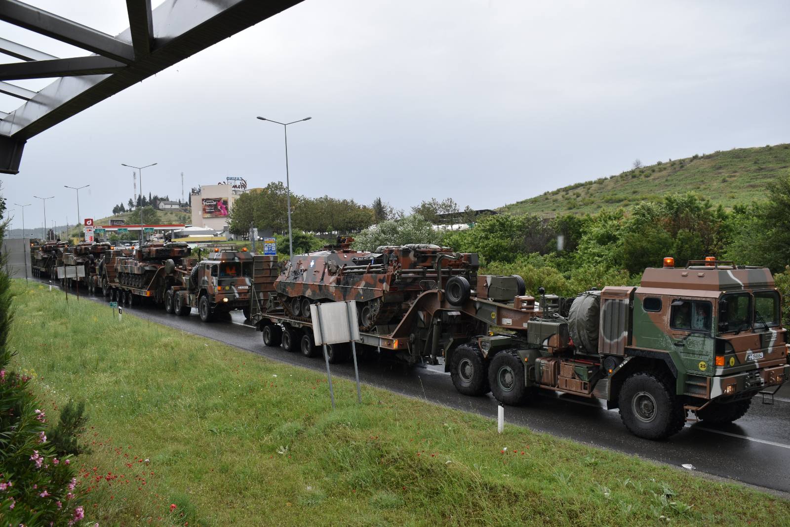 ГАЛЕРИЈА: Тенкови и хеликоптери од САД и од Грција пристигнаа на Криволак за најголемата воена вежба годинава