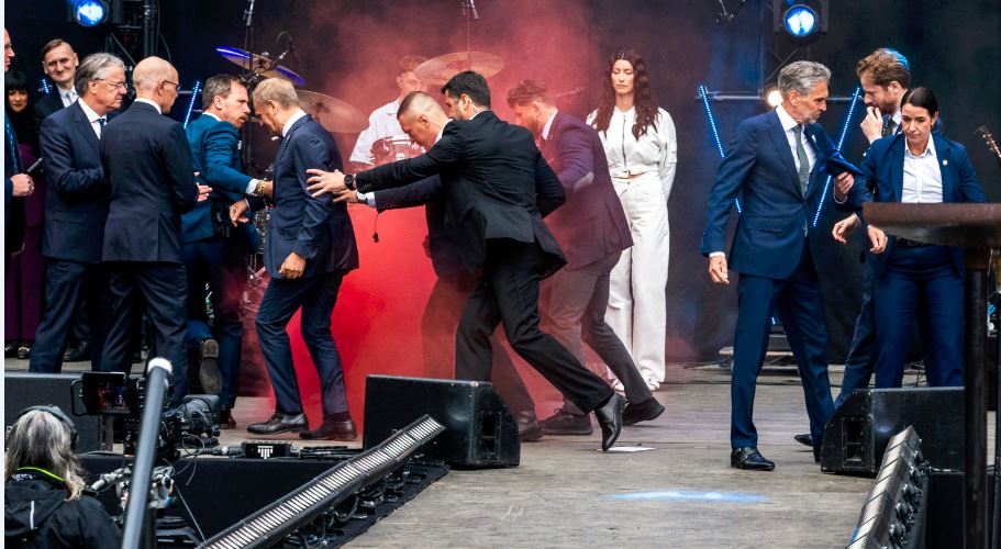 Димна бомба фрлена врз премиерите на Холандија и Полска – Дик Шуф и Доналд Туск [ВИДЕО]