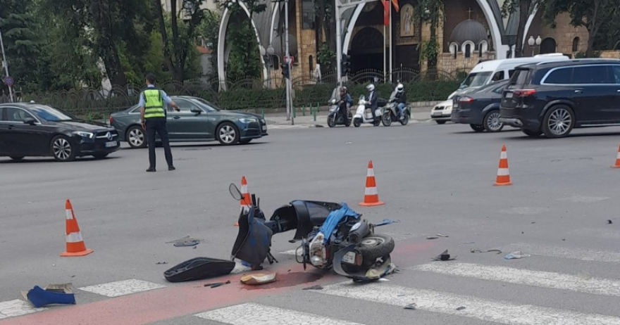 Тежок судар меѓу „Ауди“ и мотоцикл во центарот на Скопје, повреден моторциклист