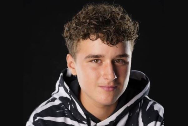 Херојот од Кочани блесна за матурата – бутик од Велес го дотера Јован Костадинов (Фото)