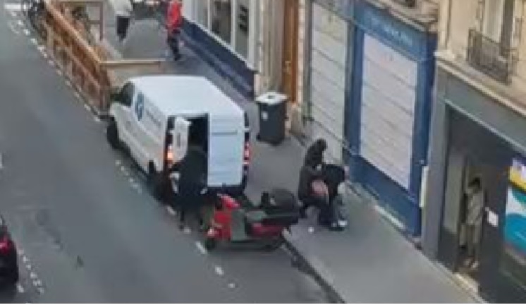 [ВИДЕО] Обид за киднапирање во Париз среде бел ден