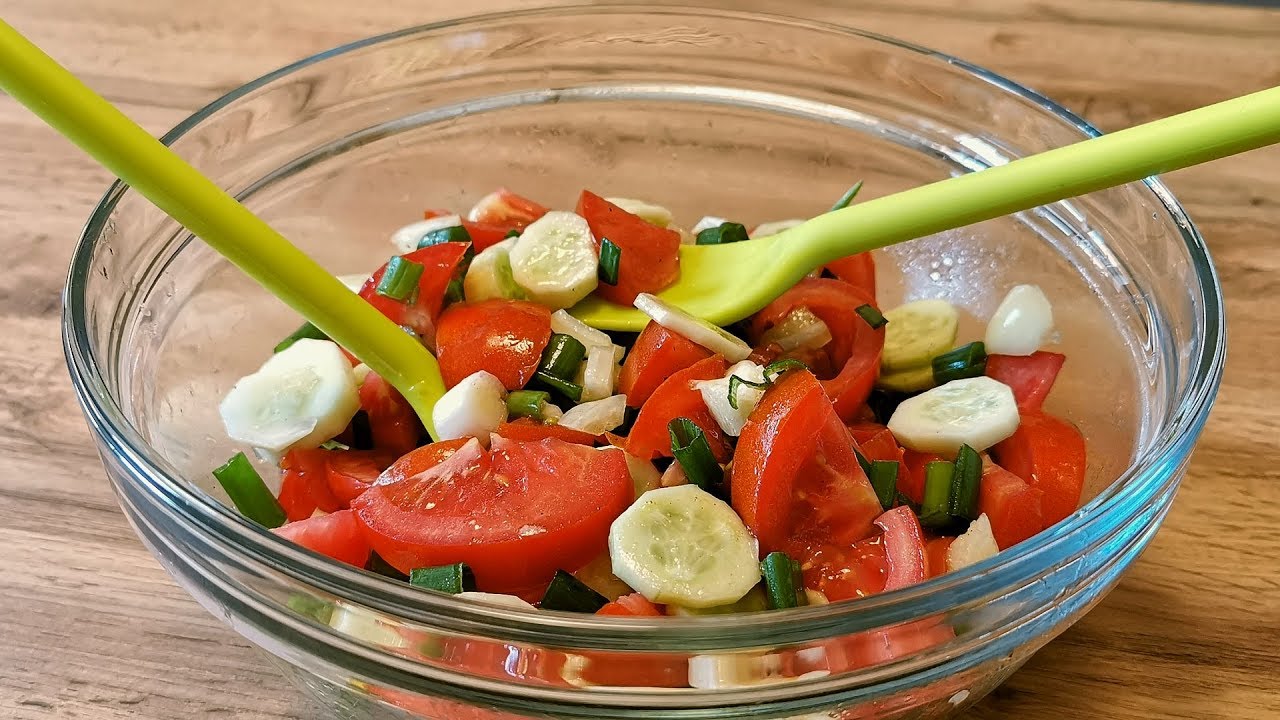 Обожавате салата со домати и краставици? Ова е главната причина зошто треба да ја избегнувате