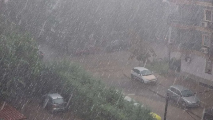 УХМР со предупредување: Ќе имаме невреме со пороен дожд, грмежи, град и ветер од 60 км на час!