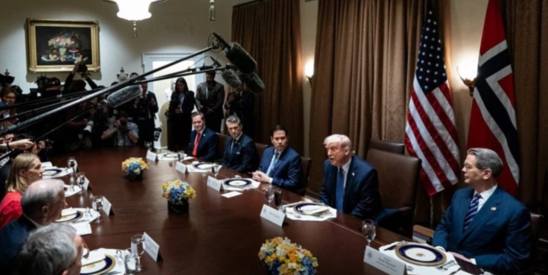 [ФОТО] Што правеше советникот на Трамп под масата додека имаа состанок? Фотограф го фати на дело, Трамп веднаш му даде отказ