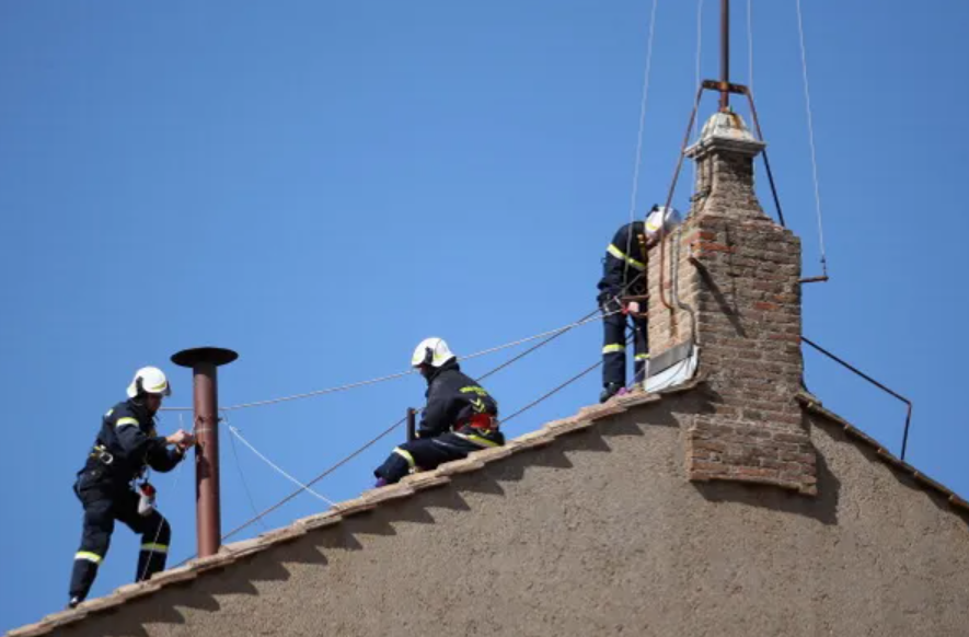 Ватикан: Поставен најпознатиот оџак во светот – еве што значи тоа