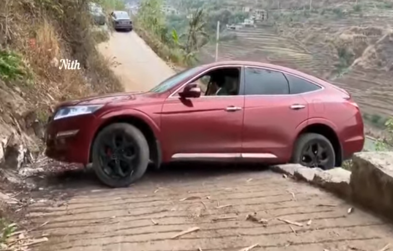 Вистински мајстор: Погледнете каде успеа да го сврти својот автомобил – вакво нешто ретко се гледа [ВИДЕО]