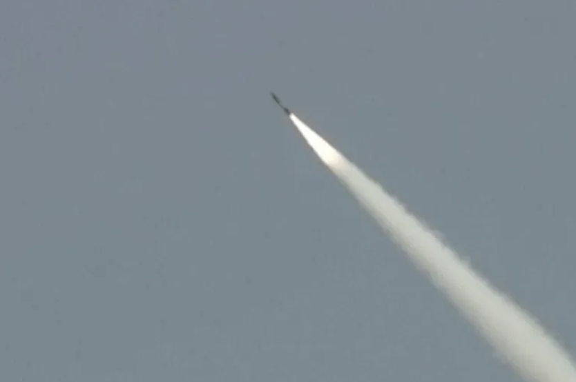 Додека тензиите го достигнуваат врвот, Пакистан тестираше балистичка ракета