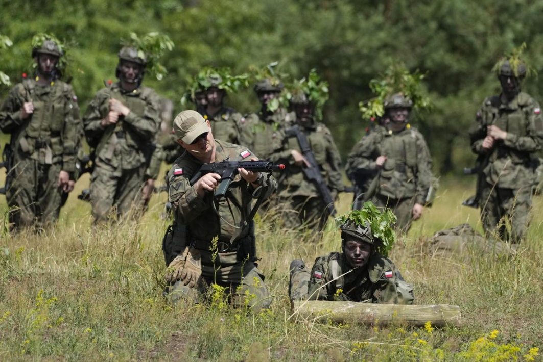 Се подготвуваат за најлошото сценарио? Граѓаните на една европска држава започнаа да вежбаат со армијата