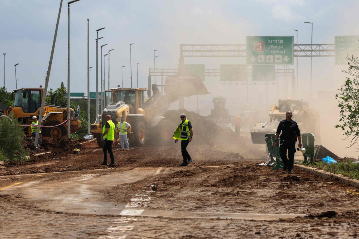 Ова е кратерот кој настана од ракетата лансирана од Јемен: Светските авиокомпании ги суспендираа летовите од и во Тел Авив
