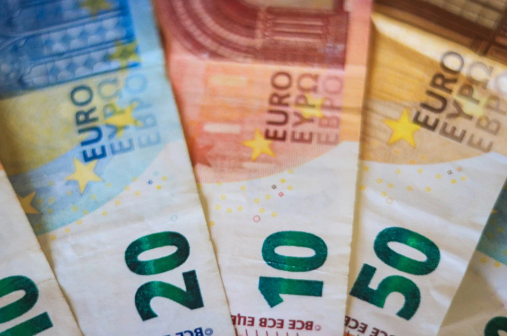 Соседите не се откажуваат од евра: Воведуваат двојно прикажување на цени