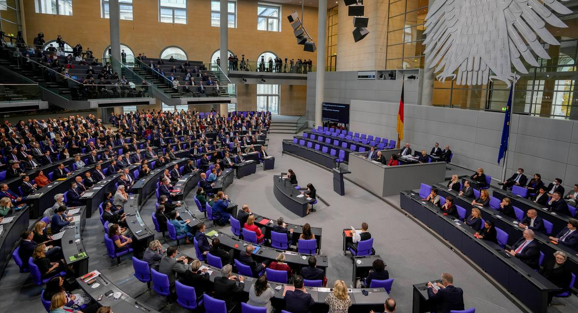 Ќе се изненадите: Еве колку заработуваат германските пратеници