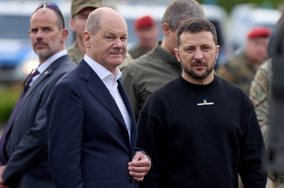 Шолц ја потврди поддршката за Украина пред заминувањето, Мерц најави поинаков пристап кон воената помош