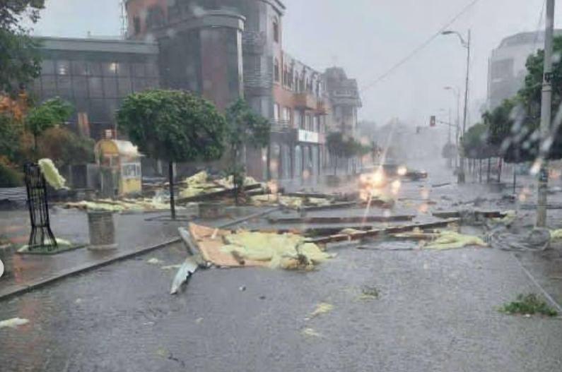 [ФОТО] Апокалиптични сцени после невремето во Србија – издадено предупредување за силно невреме