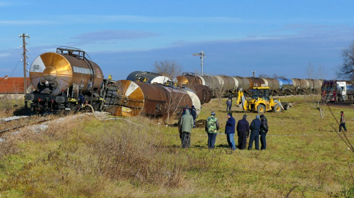 Шест вагони цистерни со фосфорна киселина излетаа од шини во Србија