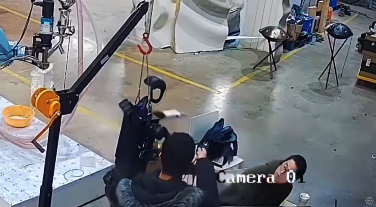 [ВИДЕО] Хуманоиден робот нападна вработен за време на тестирање