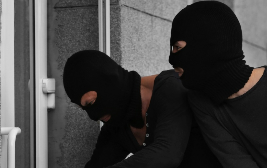 Скопската полиција на лице место фати криминалци кои краделе во објектите на поранешна Железара