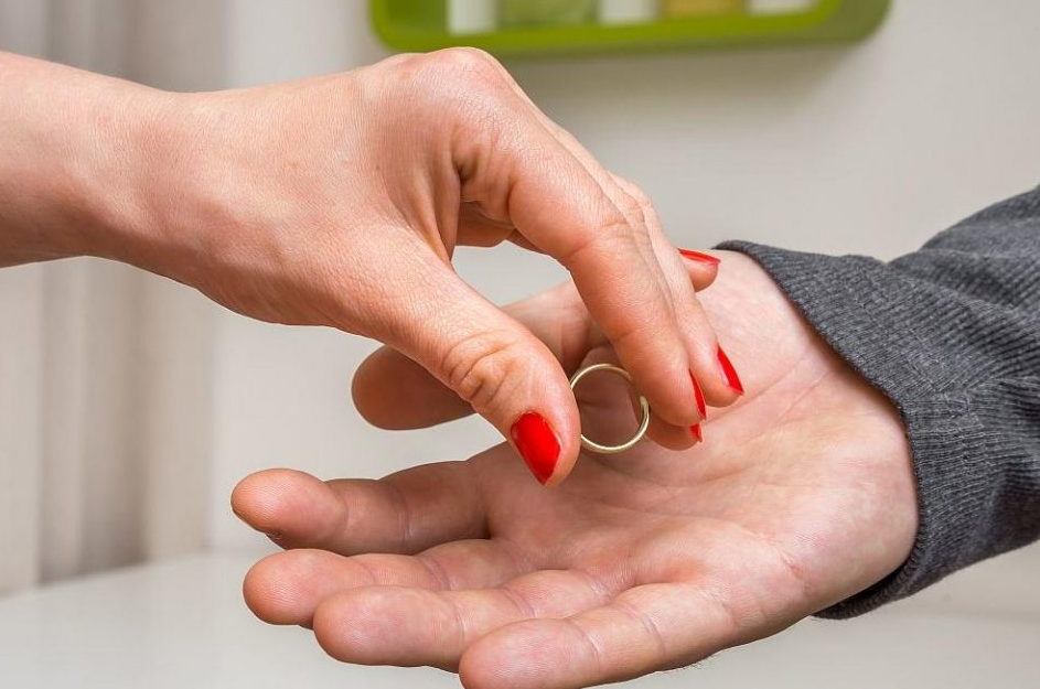 Секојдневни навики кои можат да создадат сериозни проблеми во врската или бракот