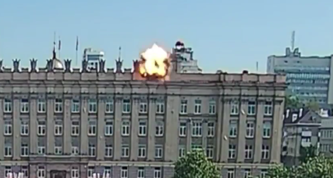 Снимен моментот кога дрон се заби во владина зграда во рускиот Белгород [ВИДЕО]