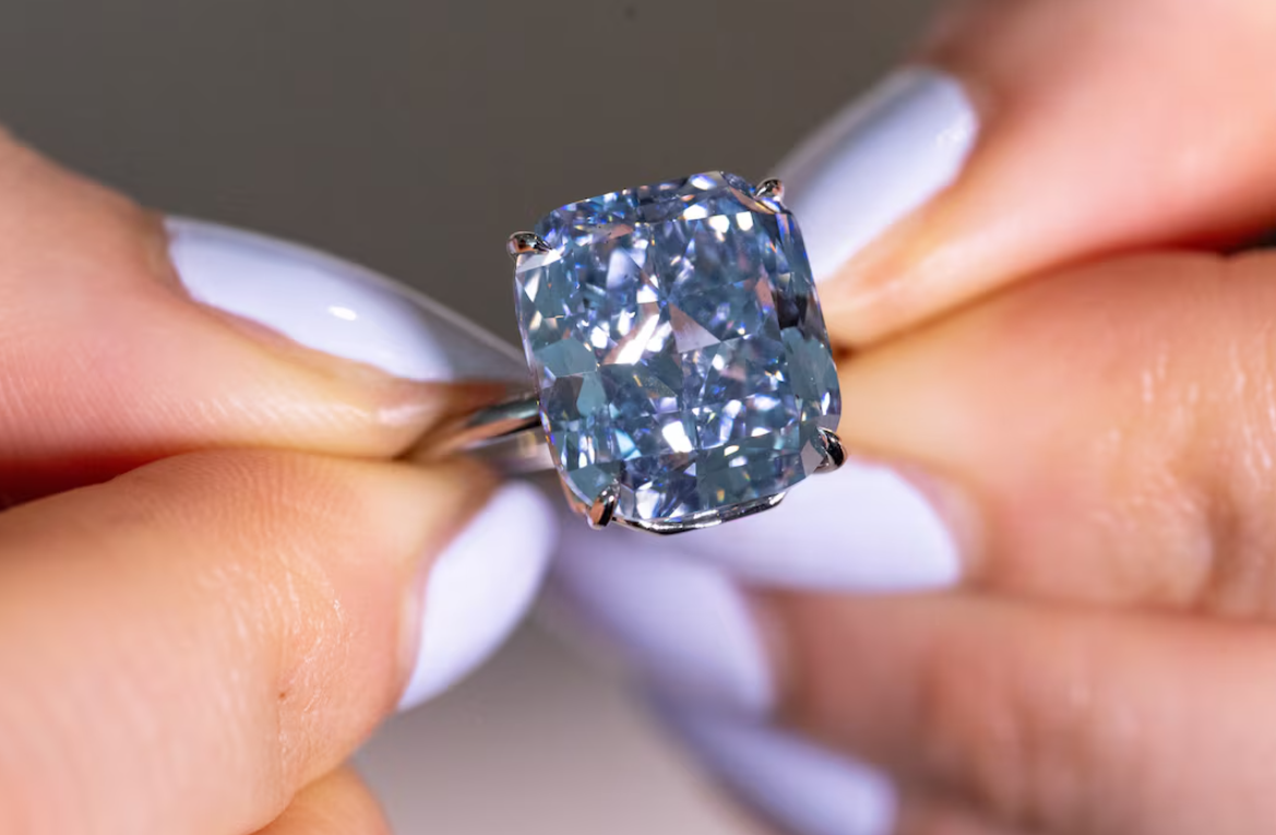 Редок син дијамант на аукција е продаден за над 19 милиони евра