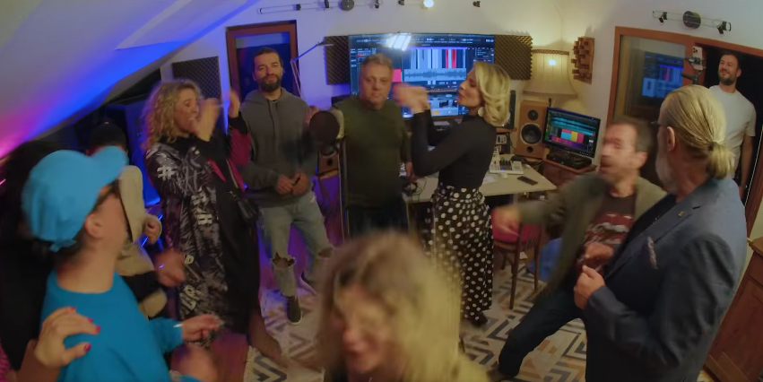 Видео: По повод јубилејот 25.години СОС Детско село најголемите македонски ѕвезди ја снимија песната „Насмевка“