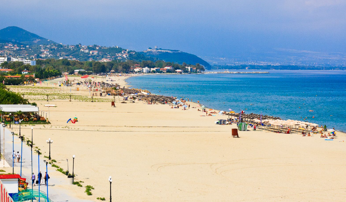 Најевтината плажа во Грција, која Македонците ја обожаваат: Кафе, кровна и лежалка на плажа за само 300 денари