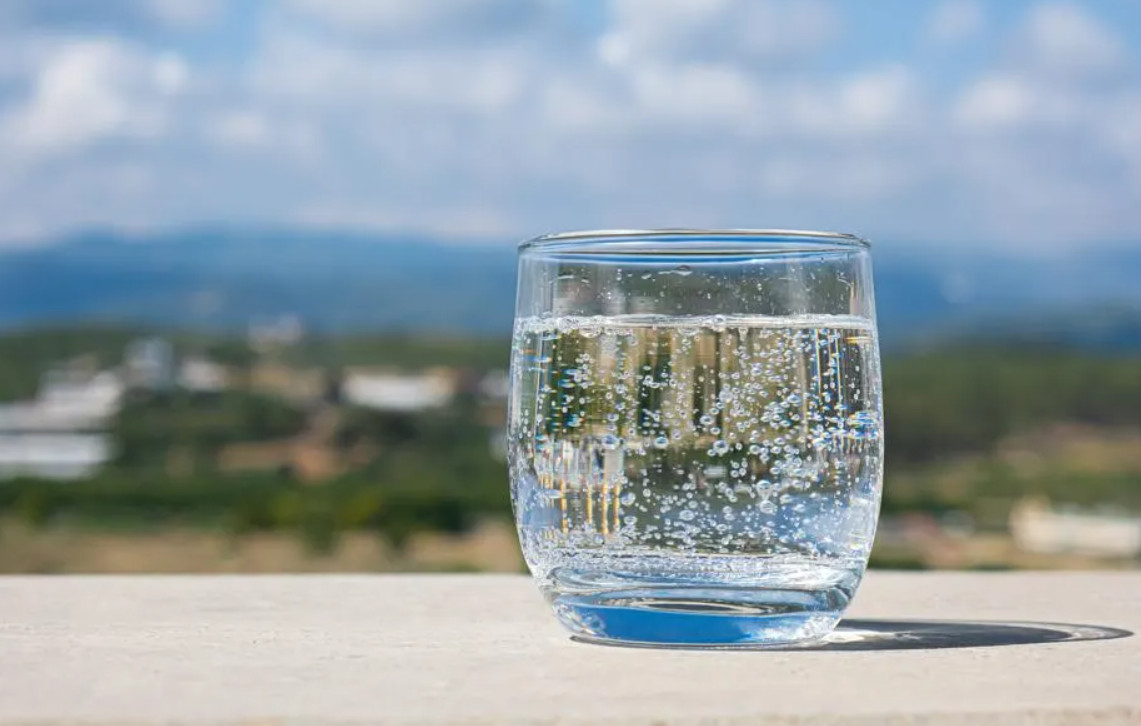 Неколку причини зошто почесто треба да пиете газирана вода