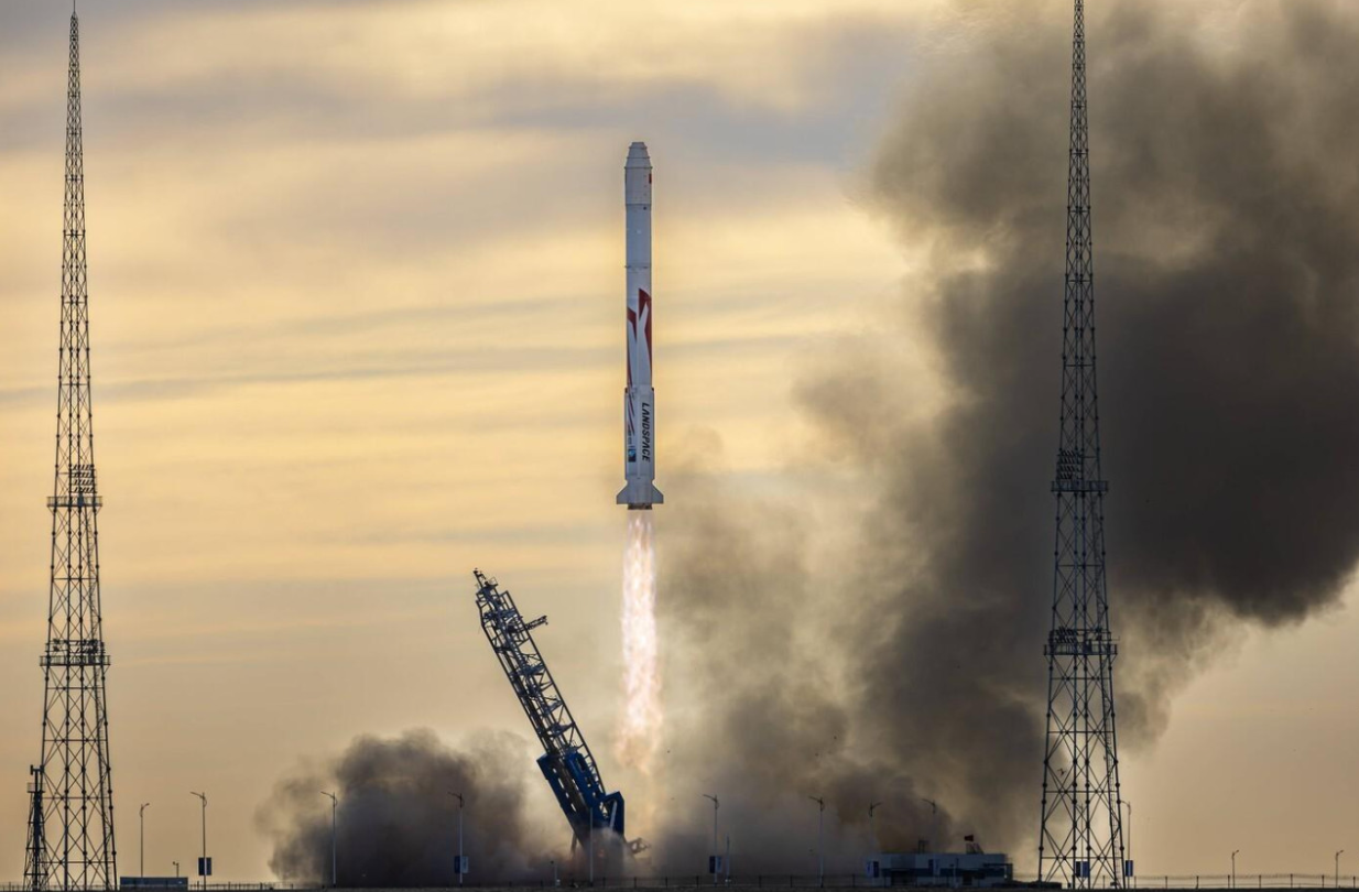 Кинезите ги надминаа американците: Лансираа подобрена ракета на метан, со себе понесе шест сателити