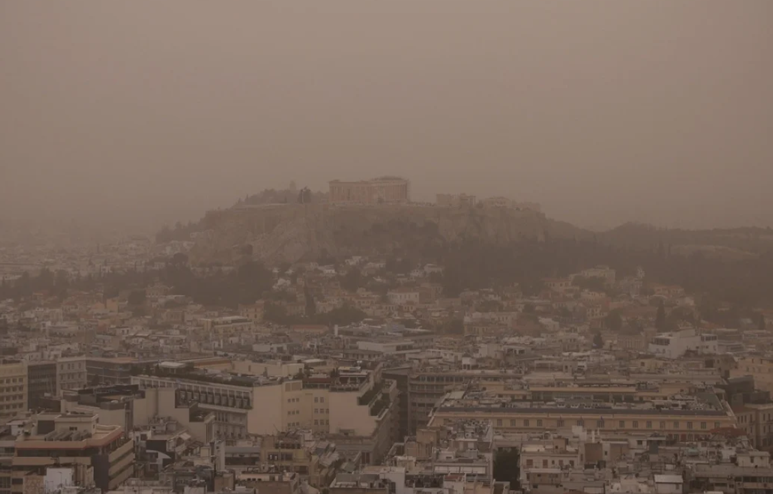 Необичен феномен ja погоди Грција: Летовите пренасочени, властите издадоа предупредување за граѓаните