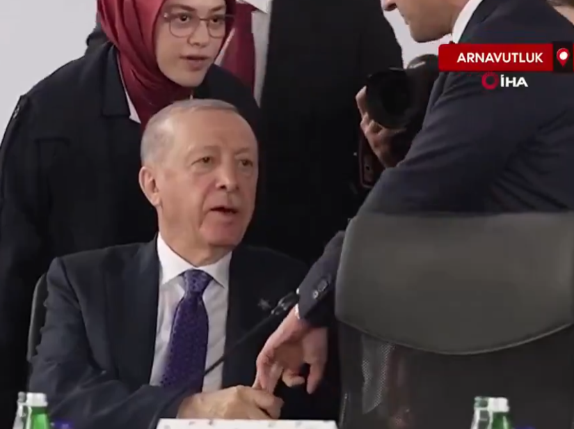 Снимка од средбата на Макрон и Ердоган во Тирана стана вистински хит на интернет [ВИДЕО]