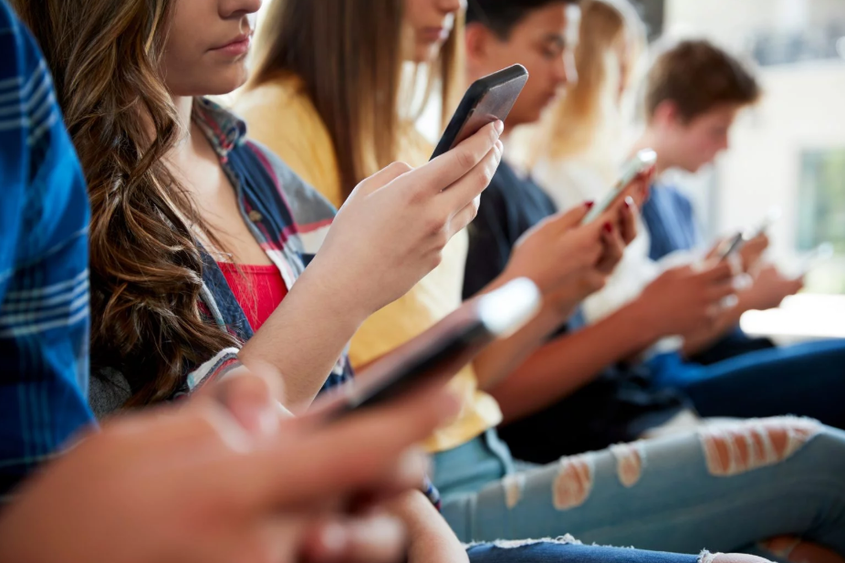 Европски предлог: Забрана за социјални медиуми за помлади од 15 години