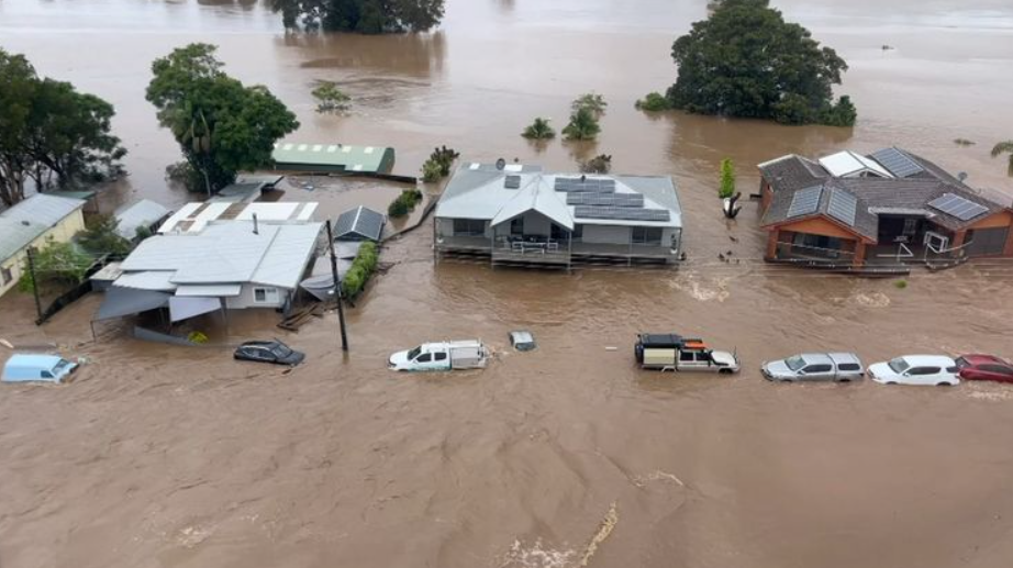 Обилните дождови предизвикаа страшни поплави во Австралија – се врши евакуација со чамци и хеликоптери