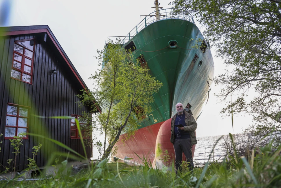 Офицер заспал на должност: Огромен брод се насука до семејна куќа на норвешкиот брег