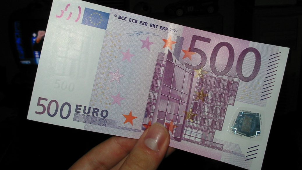 Неверојатен случај: На свадба подарил лажна банкнота од 500 евра и побарал кусур