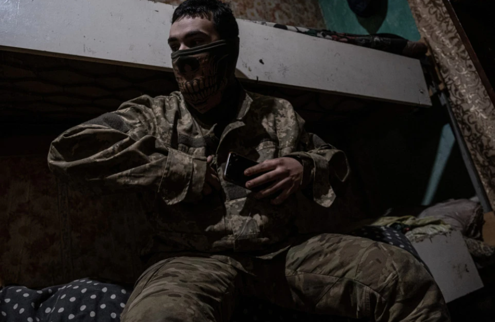 Бизарна приказна од фронтот во Донбас: Украински војник опуштено заминал по цигар во куќа полна со руски војници